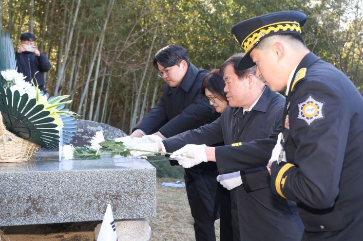  이승화 산청군수, 3·1절 독립유공자 묘소 참배