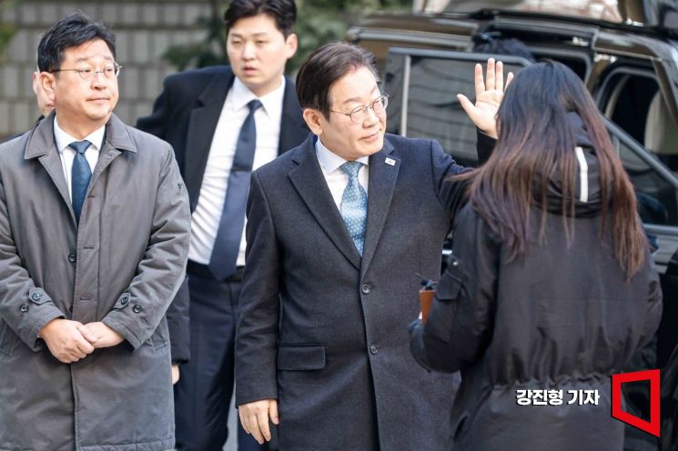 [포토] 지지자들에게 손 흔드는 이재명 민주당 대표