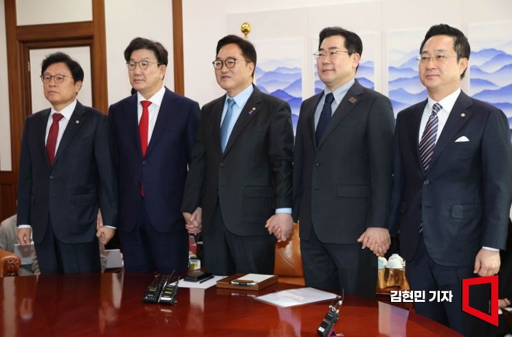 [포토] 여야 원내대표 손잡는 우원식 국회의장