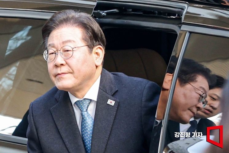 이재명 더불어민주당 대표가 26일 서울 서초구 서울중앙지방법원에서 열린 선거법 위반 사건 항소심 재판에 출석하고 있다.