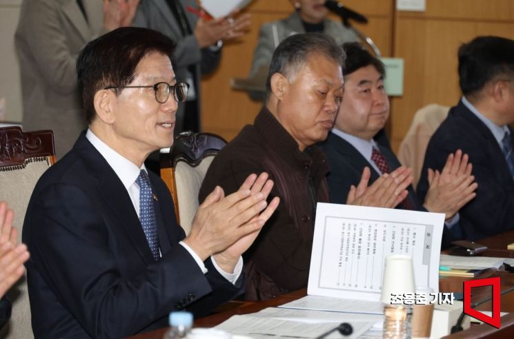 [포토] 푸른씨앗 1조원 돌파 축하하는 김문수 장관