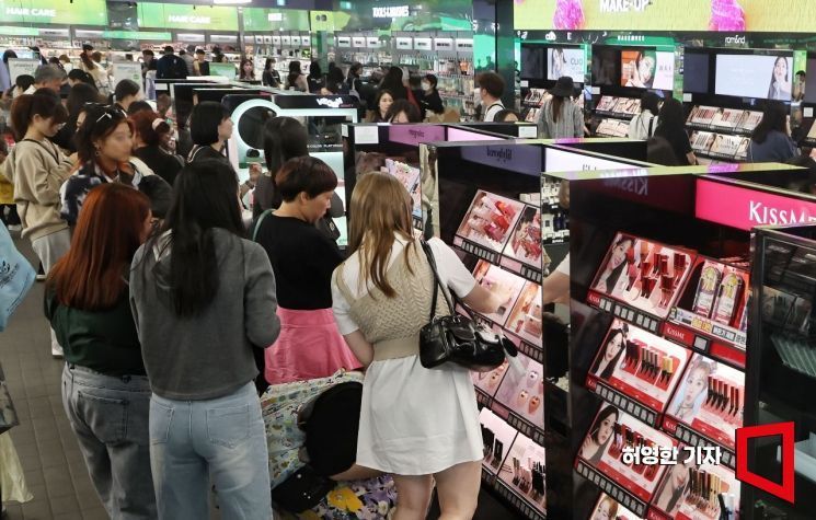 "흔한 초중고생의 메이크업"…수천원짜리 화장품 사 너도나도 '색조화장'