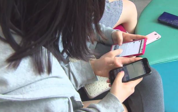 "학교에 스마트폰·태블릿 아예 들고 오지마"…'SNS 중독' 막으려 초강수 둔 덴마크