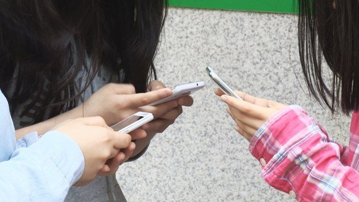 "학교에 스마트폰·태블릿 아예 들고 오지마"…'SNS 중독' 막으려 초강수 둔 덴마크