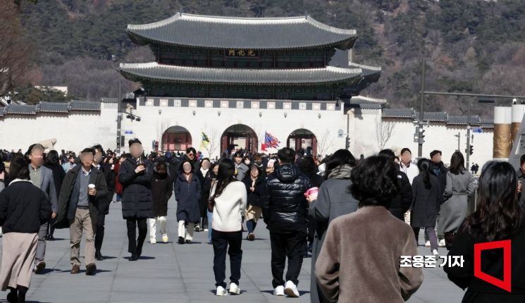 서울을 비롯해 전국적으로 낮기온이 올라가면서 포근한 날씨를 보인 26일 서울 종로구 광화문광장에는 많은 사람들이 나와 산책을 즐기고 있다. 2025.2.26 조용준 기자