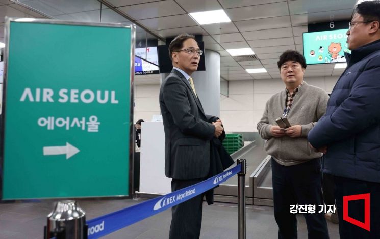 [포토] 서울역 도심공항터미널 찾은 김중호 에어서울 대표
