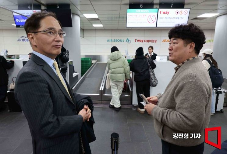 [포토] 김중호 대표, 서울역 도심공항터미널 에어서울 수속 카운터 점검