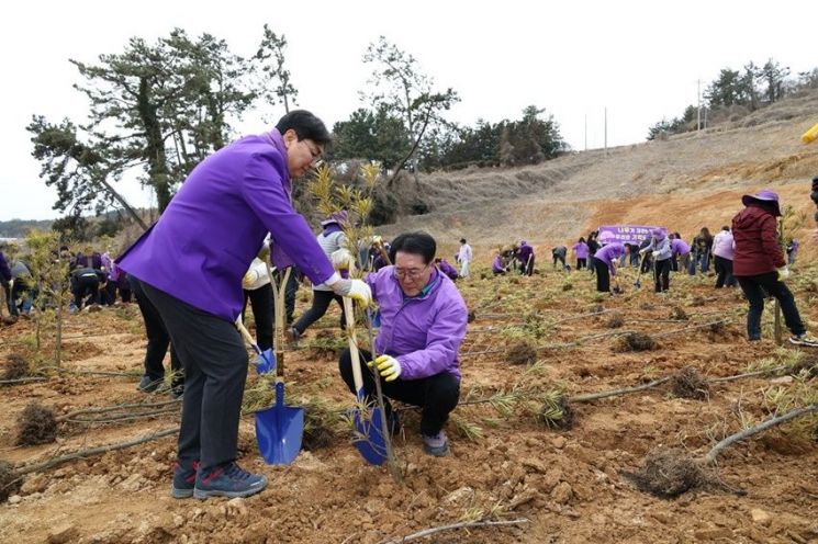 신안군, 기후 위기 대응 전국 첫 식목 행사