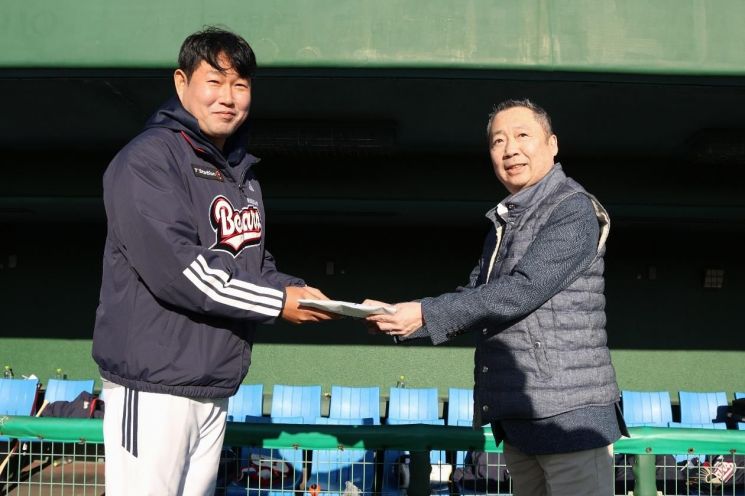 박정원 두산 회장, 日전지훈련장 찾아 "4,5위 하려고 야구하는 것 아냐"