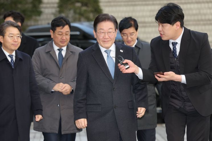 이재명 더불어민주당 대표가 26일 서울고등법원에서 열린 공직선거법 위반 혐의 사건 2심 결심 공판에 출석하고 있다. 연합뉴스