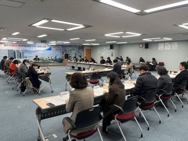 진주시  무장애 도시 기본계획’ 및 ‘2025년 연차별 계획’심의회를 진행 하고 있다.