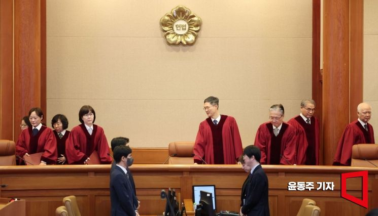 [포토] 재판장 입장하는 헌법재판관들
