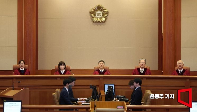 문형배 헌법재판소장 권한대행을 비롯한 헌법재판관들이 27일 서울 종로구 헌법재판소에서 열린 우원식 국회의장이 최상목 대통령 권한대행 부총리 겸 기획재정부 장관을 상대로 낸 마은혁 후보자의 임명 보류 관련 권한쟁의심판 등 사건에 참석해 자리하고 있다. 2025.02.27 윤동주 기자