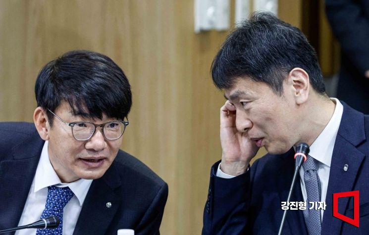 [포토] 의견 나누는 이복현 금융감독원장-이영종 신한라이프생명 대표