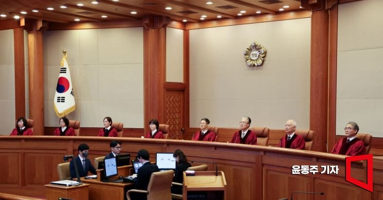 문형배 헌법재판소장 권한대행을 비롯한 헌법재판관들이 27일 서울 종로구 헌법재판소에서 열린 우원식 국회의장이 최상목 대통령 권한대행 부총리 겸 기획재정부 장관을 상대로 낸 마은혁 후보자의 임명 보류 관련 권한쟁의심판 등 사건에 참석해 자리하고 있다. 2025.02.27 윤동주 기자