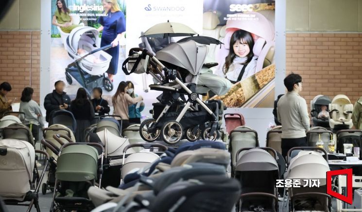 지난해 출생아 수가 23만8천여명으로 1년새 8천명가량 늘어 2015년 이후 9년 만에 증가한 27일 경기도 고양시 킨텍스에서 열린 '제49회 맘앤베이비엑스포'를 찾은 시민들이 다양한 육아용품들을 살펴보고 있다. 2025.2.27 조용준 기자