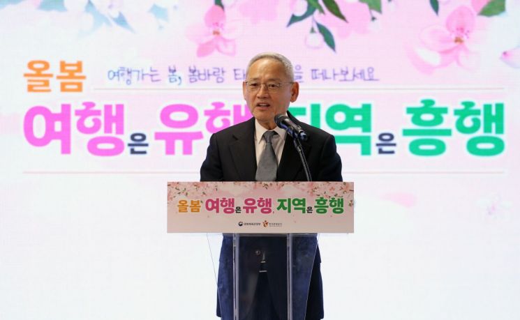 유인촌 문화체육관광부 장관이 27일 서울 중구 하이커 그라운드에서 열린 ‘2025 여행가는 봄 대국민 여행캠페인 출범식’에서 축사를 하고 있다.   [사진 제공= 문화체육관광부]