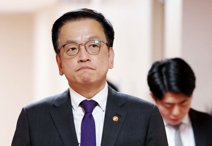 崔대행, 헌재 결정에도 마은혁 임명 고심…민주당 "즉각 임명하라"