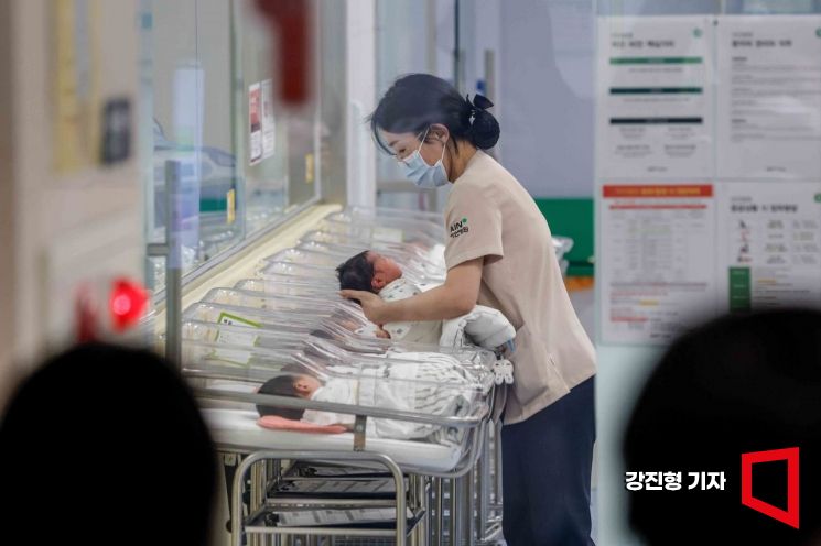 지난 2월 인천 미추홀구 아인병원 신생아실에서 의료진이 신생아를 보살피는 모습