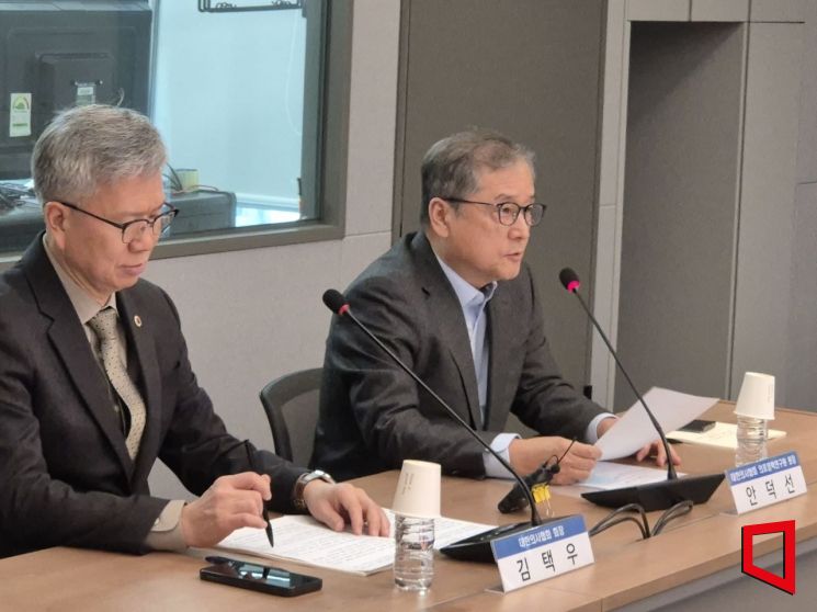 의사협회 "의대 증원 시 1만명 과잉 공급…제도 혁신 필요"