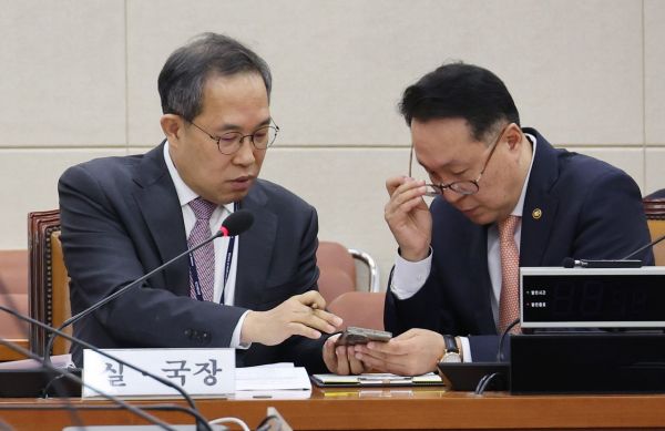 27일 국회에서 열린 보건복지위원회 법안심사 제1소위원회에 앞서 박민수 보건복지부 2차관(오른쪽)이 관계자와 대화하고 있다. 연합뉴스