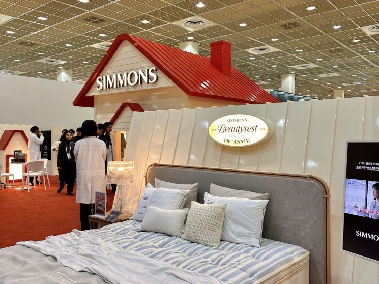 Still Intact After 10 Million Rolls... Simmons 'Beautyrest' Captivates Visitors