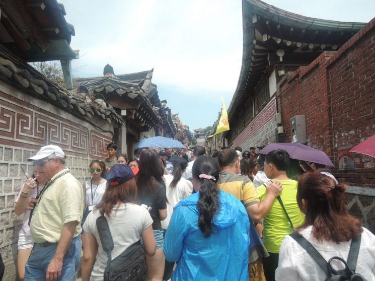 북촌한옥마을을 찾은 관광객 모습. 종로구 제공.