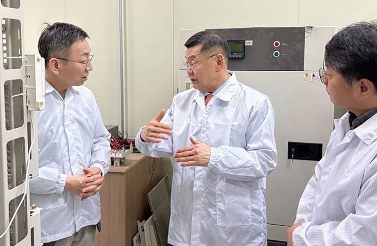 존 리 우주항공청 우주항공임무본부장(가운데)이 27일 렘퍼스 동탄 사업장을 방문, 임직원들과 이야기를 나누고 있다. 우주청 제공