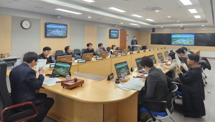 26일 용인시청 영상회의실에서 열린 적극행정위원회 회의에서 위원들이 적극행정 우수사례를 심사하고 있다. 용인시 제공