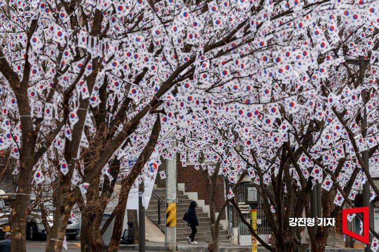 [포토] 효창공원 앞에 조성된 태극기 터널