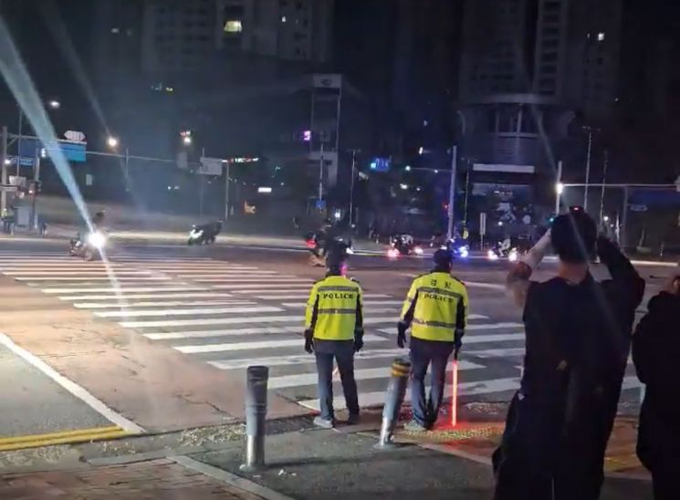 지난해 한글날 폭주족을 단속 중인 경찰. 연합뉴스