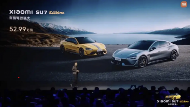 샤오미 SU7 울트라를 설명 중인 레이쥔. 허쉰망