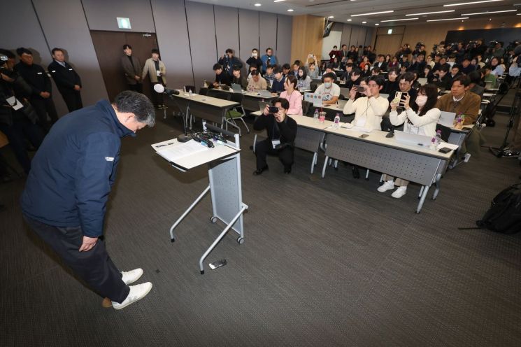 Bridge Collapse Bowed Head Ju Woo-jung Hyundai Engineering CEO "Actively Cooperating with Government Investigation"