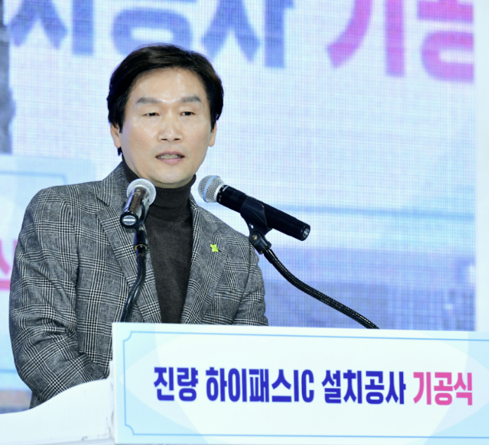 조현일 시장이 진량 하이패스IC 기공식에 참석해 축하연설을 하고 있다. 경산시 제공