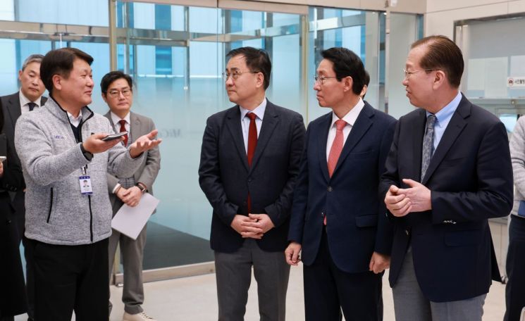 국민의힘 권영세 비상대책위원장이 28일 경기도 화성시 세라믹소재 부품 제조업체인 미코 동탄 제2사업장을 방문해 이석윤 미코 대표이사의 설명을 듣고 있다. 연합뉴스