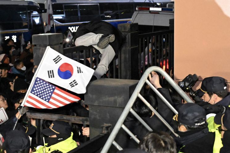 '서부지법 폭동' 사전 모의 의혹 'MZ 자유결사대' 방장 구속