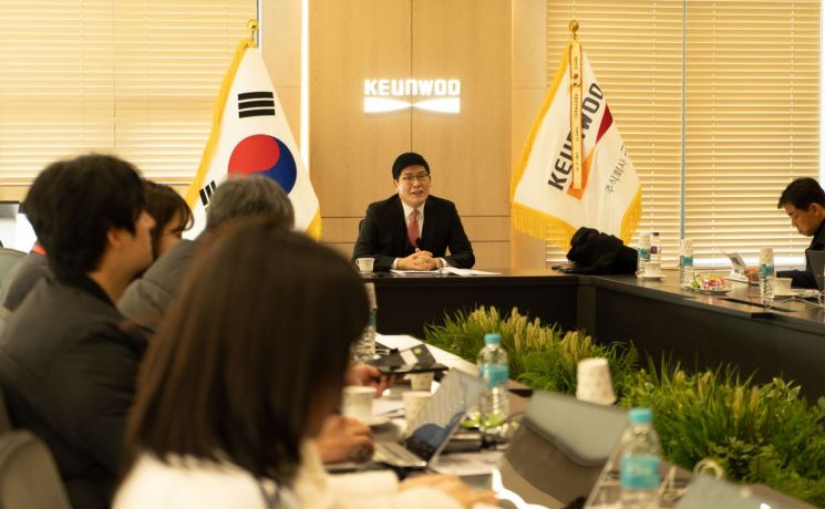 김재진 근우 대표가 취재진과 간담회를 진행하고 있다.  메인비즈협회 제공