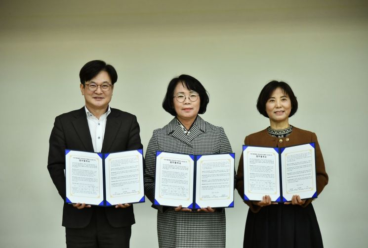 김병수 김포시장(왼쪽)이 지난 28일 김포교육지원청, 대곶초등학교와 공동 협력해 어린이보호구역 통학로 조성사업 협약을 체결한 후 기념촬영을 하고 있다. 김포시 제공