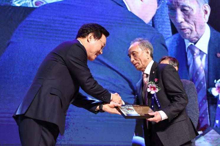 독립운동 선양사업에 이바지한 김일권 씨가 박완수 경남도지사 표창을 받고 있다. 경남도청 제공