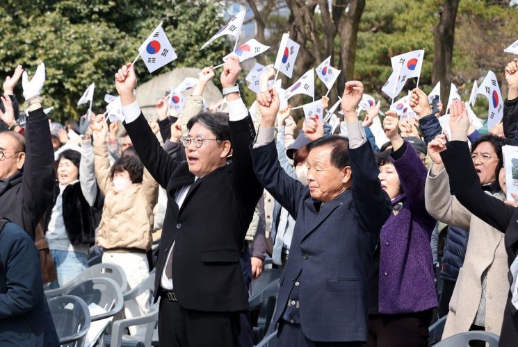 홍태용 경남 김해시장(왼쪽)이 김해독립기념광장에서 열린 106주년 3·1절 기념식에서 대한독립만세를 외치고 있다. 김해시청 제공