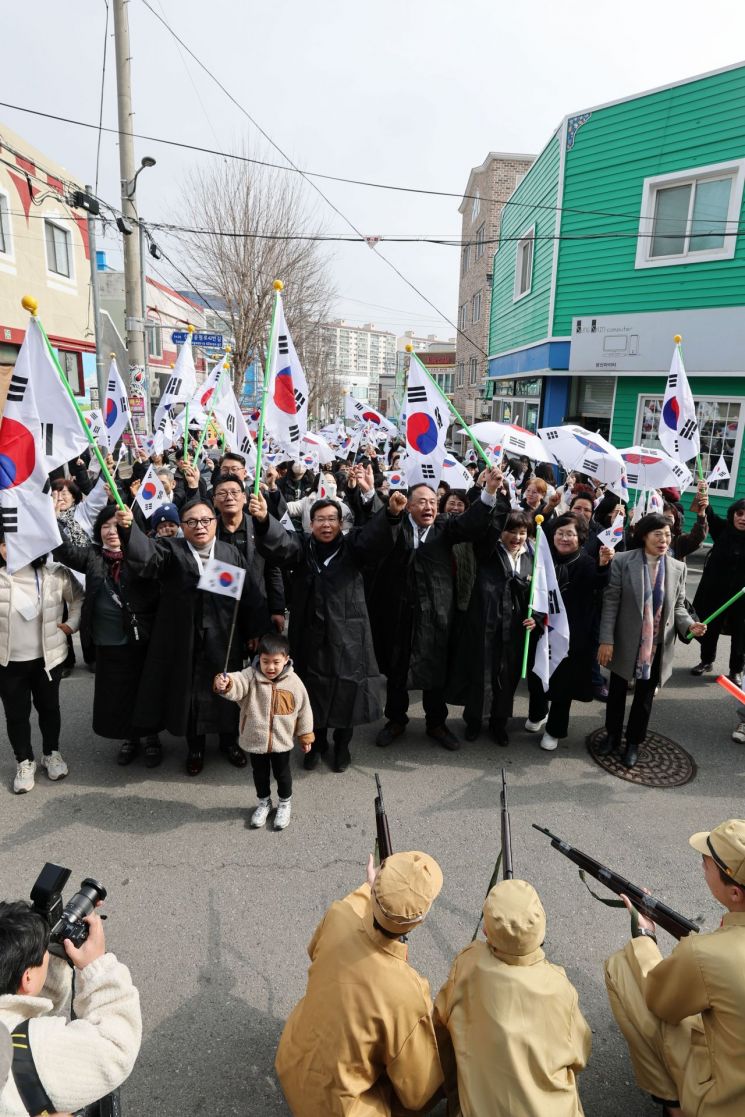제106주년 3·1절 기념일인 1일 광주 광산구 고려인마을 일대에서 3·1 만세운동 재연 행사가 열리고 있다. 연합뉴스