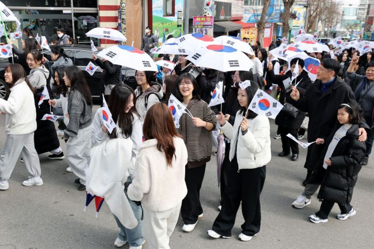 제106주년 3·1절 기념일인 1일 광주 광산구 고려인마을 일대에서 3·1 만세운동 재연 행사가 열리고 있다. 연합뉴스