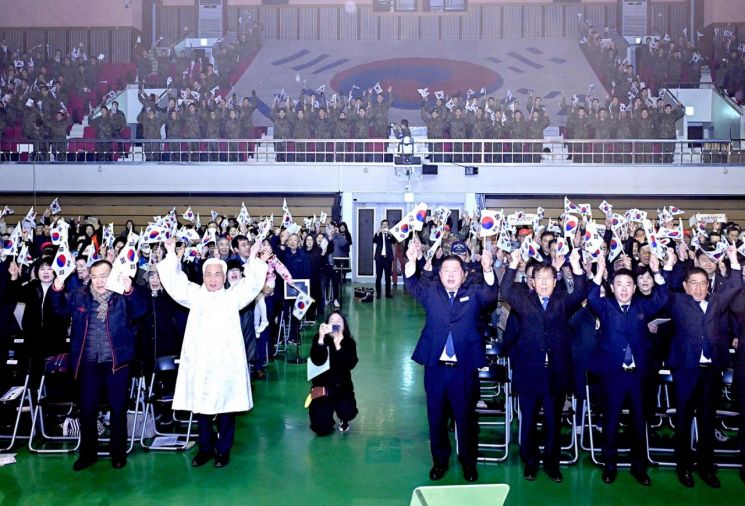 김경일 파주시장(앞줄 오른쪽 네 번째) 등 참석자들이 1일 시민회관 대공연장에서 열린 '제106주년 3·1절 기념식'에서 만세를 외치고 있다. 파주시 제공