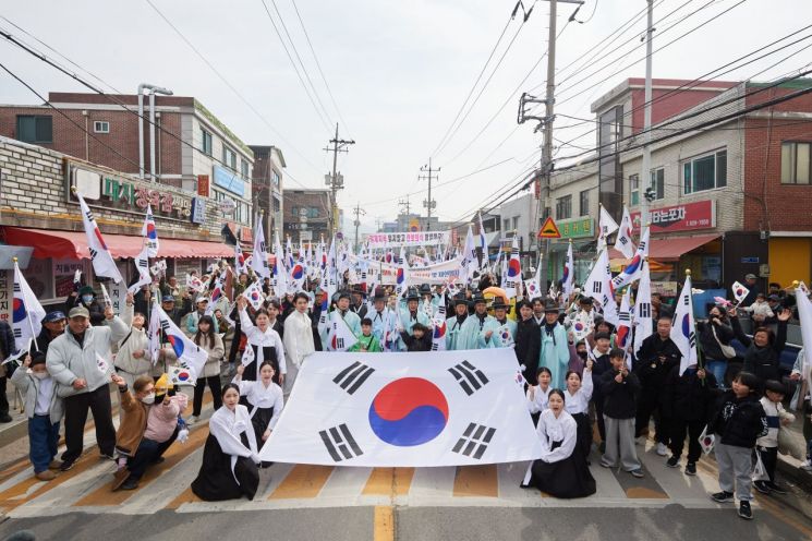 1일 오전 ‘광적면 가래비 3.1운동 기념 공원’에서 ‘제106주년 3·1운동 기념식’을 거행한 후 시민들이 만세운동 재현 행진을 하고 있다. 양주시 제공