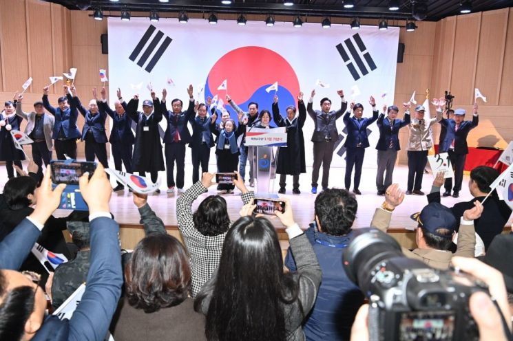 1일 하남시청 별관 대강당에서 열린 '제106주년 삼일절 기념식'에서 참석자들이 만세를 외치고 있다. 하남시 제공