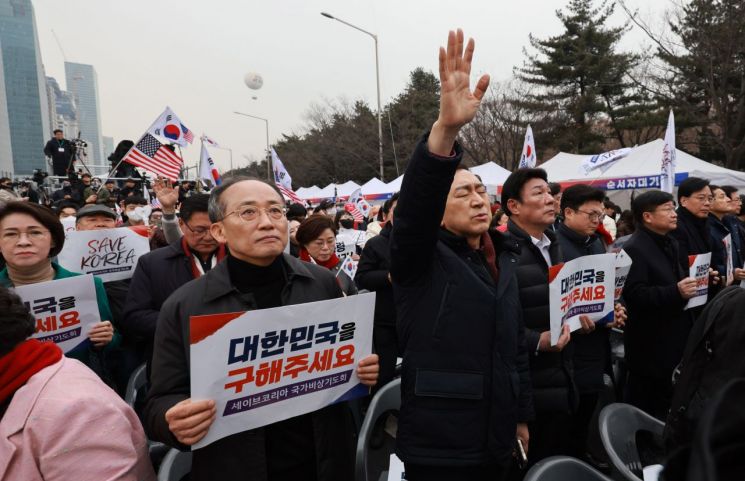 국민의힘 김기현, 추경호 의원 등이 1일 서울 여의대로에서 열린 세이브코리아 주최 '3·1절 국가비상기도회'에 참가하고 있다. 연합뉴스