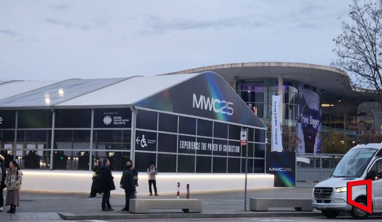 1일 찾은 MWC25 전시장 '피라 그란 비아' 앞. 3일부터 6일까지 스페인 바르셀로나에서 열리는 MWC25를 앞두고 관계자들이 분주히 준비하고 있다. 사진=박유진 기자