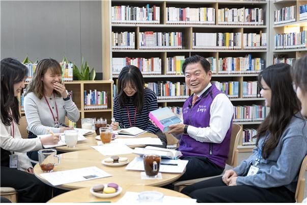 직원들과 독서 토론을 하며 미소 짓고 있는 이필형 동대문구청장