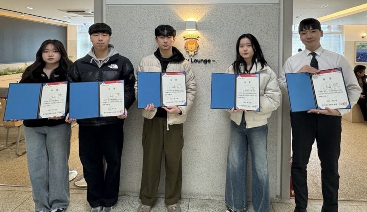 광주대학교(총장 김동진)는 회계세무학과 권순형, 박민석, 최홍원, 김채영(이상 4학년), 김가연(3학년) 학생이 전국 ERP정보관리사 학업성취도 성적 우수자를 선발해 표창하는 한국생산성본부 회장상을 받았다. 광주대학교 제공