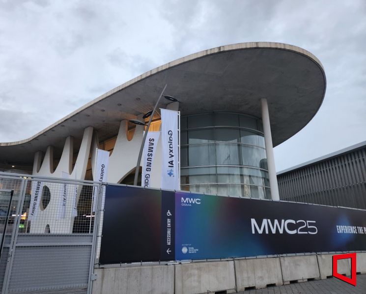 [르포]바르셀로나 곳곳 도배된 갤럭시…MWC 개막 앞두고 ‘AI 열기 후끈’[MWC현장]